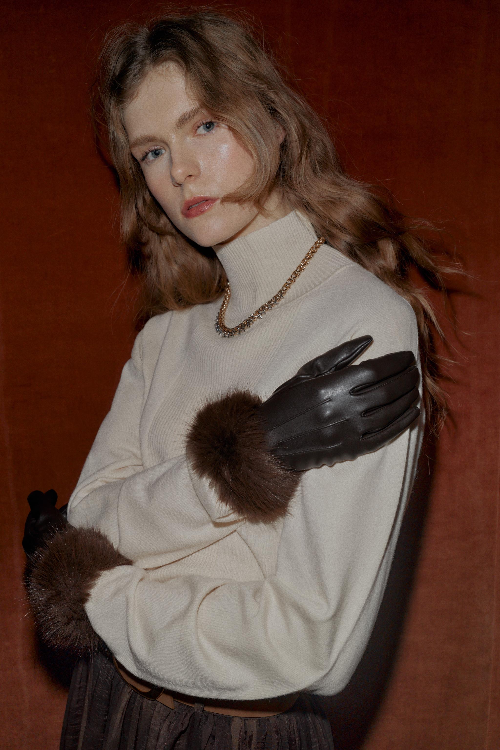 SHORT FAUX LEATHER AND FUR GLOVES